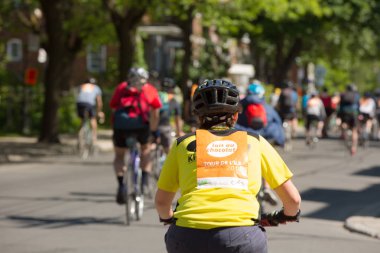 Montreal, Kanada - 3 Haziran 2018: The Tour de l Ile bir pazar bisikleti klasik, Kanada'da Montreal sokaklarında bisikletçiler binlerce doldurun. Daha 25 000 kişi bu 34 baskı vasıl katılmak.