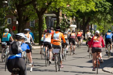 Montreal, Kanada - 3 Haziran 2018: The Tour de l Ile bir pazar bisikleti klasik, Kanada'da Montreal sokaklarında bisikletçiler binlerce doldurun. Daha 25 000 kişi bu 34 baskı vasıl katılmak.