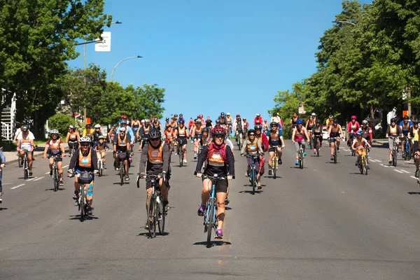 Montreal, Kanada - 3 Haziran 2018: The Tour de l Ile bir pazar bisikleti klasik, Kanada'da Montreal sokaklarında bisikletçiler binlerce doldurun. Daha 25 000 kişi bu 34 baskı vasıl katılmak.