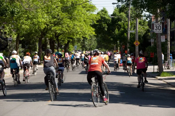 Montreal, Kanada - 3 Haziran 2018: The Tour de l Ile bir pazar bisikleti klasik, Kanada'da Montreal sokaklarında bisikletçiler binlerce doldurun. Daha 25 000 kişi bu 34 baskı vasıl katılmak.