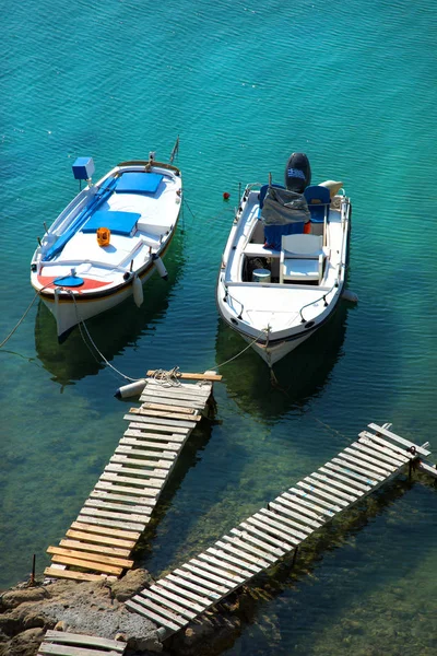 Łodzie Rybackie Pływające Mandrakia Aegen Turkus Morza Milos Grecji — Zdjęcie stockowe