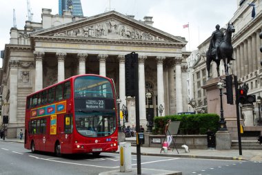 Londra İngiltere, 5 Haziran 2017: kırmızı Çift Kişilik güverte otobüsün önüne Londra'da Royal exchange. Dünyanın en eski Borsalar Dünya biridir ve tarihi 300 yılı aşkın izini olabilir
