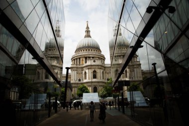 St-Paul's Katedrali ve bulutlu bir gökyüzü ile bir ayna duvar yansıması