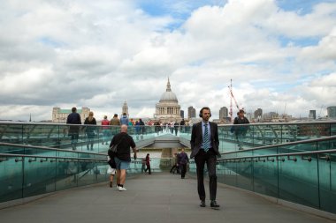 Londra, İngiltere - 5 Haziran 2017: MILENIUM köprüden St. Paul Katedrali için bir bulutlu gün Londra'da yürüyüş iş adamı
