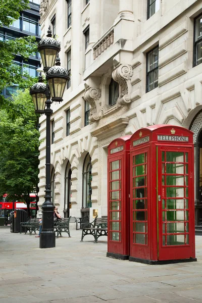 Twee Rode Bankjes Straat Londen Verenigd Koninkrijk — Stockfoto