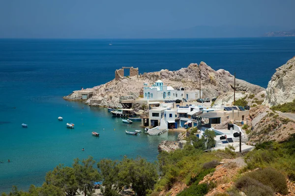 Firopotamos 村与他的五颜六色的房子和教堂在希腊的米洛 — 图库照片