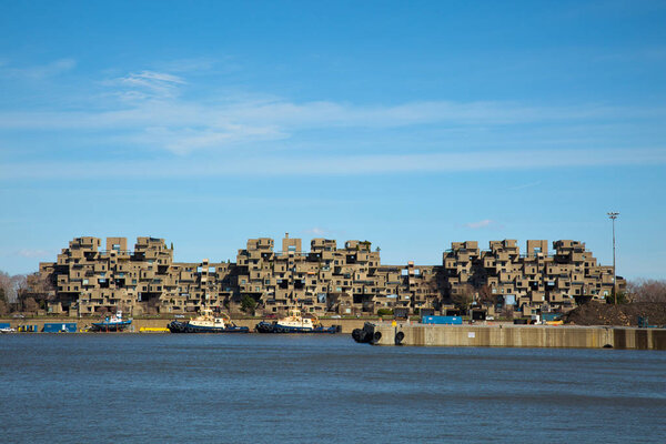 МОНРЕАЛЬ, КАНАДА - 14 сентября 2017 года: Жилище 67 - это жилой комплекс в Монреале из 354 одинаковых, сборных бетонных форм, расположенных в различных комбинациях, высотой до 12 этажей

