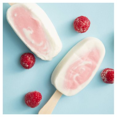 İki meyvenin sorbe ve yoğurt ile beyaz çerçeveli bir soluk mavi zemin üzerine ahududu buzlu şeker