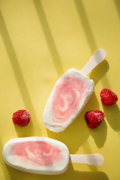 Két Bogyó Sorbet Joghurt Popsicle Málna Sárga Háttér — Stock Fotó