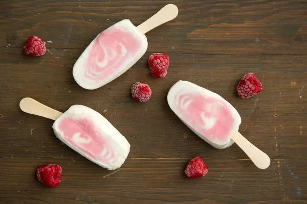 Tre Sorbetto Bacca Ghiacciolo Yogurt Con Lampone Tavolo Legno — Foto Stock