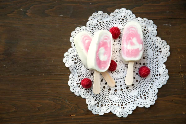 浆果冰淇淋和酸奶冰棒在木桌上的覆盆子 — 图库照片