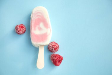 Meyvenin sorbe ve yoğurt ile soluk mavi arka plan üzerinde ahududu buzlu şeker