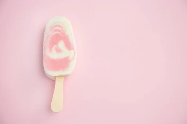 Sorbetto Bacche Ghiacciolo Yogurt Con Lampone Sfondo Rosa Pallido — Foto Stock
