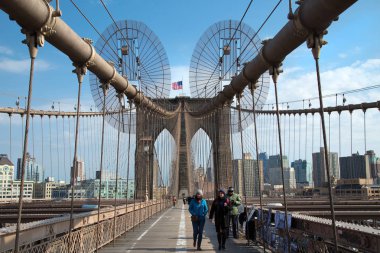 NY-ABD, 24 Şubat 2017: insanlar üzerinde Brooklyn Köprüsü ve New York ve Amerika Birleşik Devletleri'nde her iki türde en eski köprüden asma bir köprü. 1883 yılında tamamlandı.