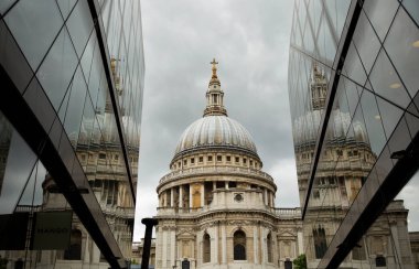 St-Paul's Katedrali ve bulutlu bir gökyüzü ile bir ayna duvar yansıması
