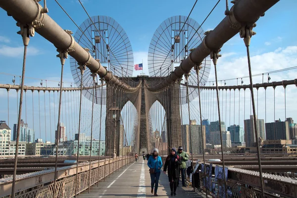 Abd Şubat 2017 Insanlar Üzerinde Brooklyn Köprüsü New York Amerika — Stok fotoğraf