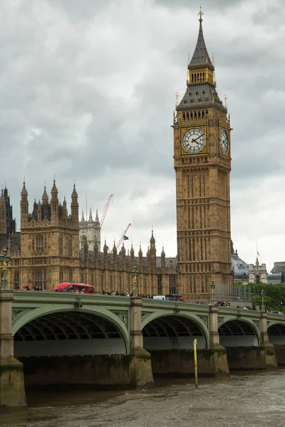 Κόκκινα Λεωφορεία Μπροστά Από Big Ben Παρατσούκλι Της Μεγάλη Καμπάνα — Φωτογραφία Αρχείου