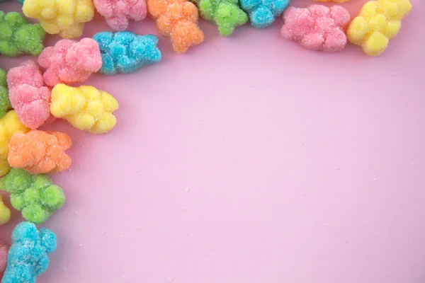Deliciosos Coloridos Osos Osos Goma Esquina Izquierda Fondo Rosa —  Fotos de Stock