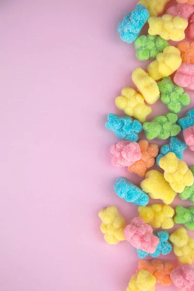 Heerlijke Kleurrijke Gummy Beren Een Bodem Van Een Roze Achtergrond — Stockfoto
