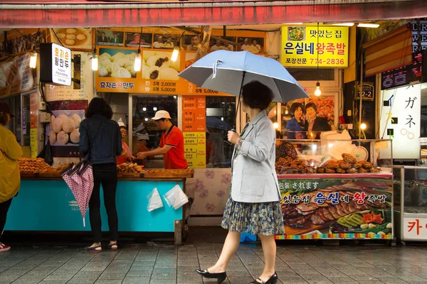 Seoul Corea Del Sur Mayo 2018 Mujer Comprando Mercado Namdaemun — Foto de Stock