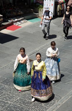 Seoul-Güney Kore, 18 Mayıs 2018: üç Güney Kore sokakta tradional elbise giyen genç kadın.