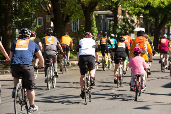 Montreal, Kanada - 3 Haziran 2018: The Tour de l Ile bir pazar bisikleti klasik, Kanada'da Montreal sokaklarında bisikletçiler binlerce doldurun. Daha 25 000 kişi bu 34 baskı vasıl katılmak.