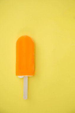 sarı bir arka plan üzerinde turuncu buzlu şeker