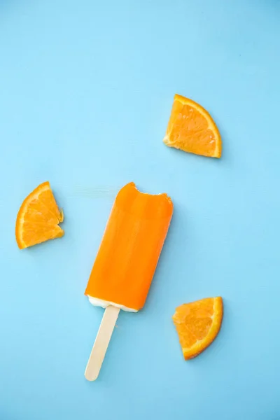 Paleta Naranja Con Pocas Rodajas Naranja Sobre Fondo Azul — Foto de Stock