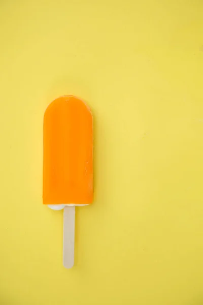 Orange Popsicle Yellow Background — Stock Photo, Image