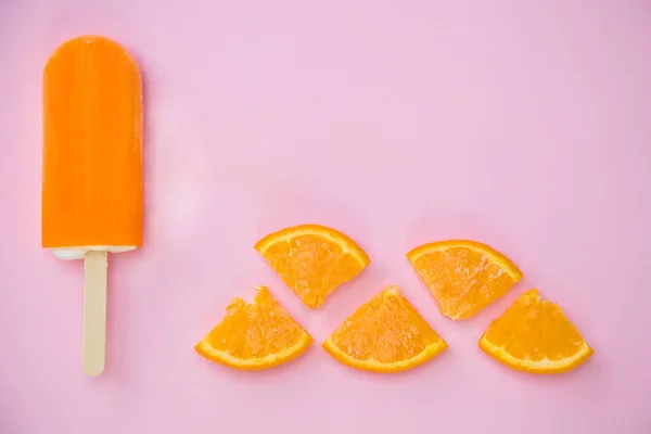 Orange Popsicle Med Några Skiva Apelsin Rosa Bakgrund — Stockfoto