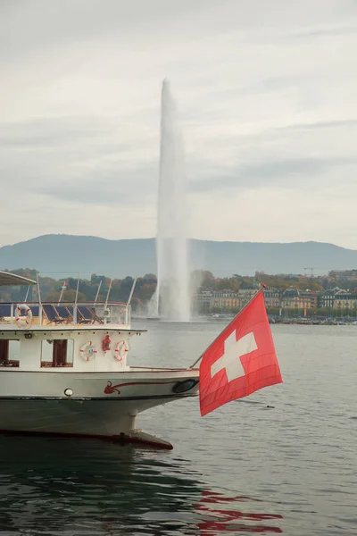 Boot Met Zwitserse Vlag Aan Voorkant Van Boot Met Jet — Stockfoto