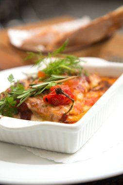 Lezzetli lazanya üstte taze otlar ile yakın çekim