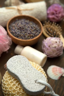 Üstten görünüm çeşitli spa ürünleri ve ahşap bir masa üzerine etkisi