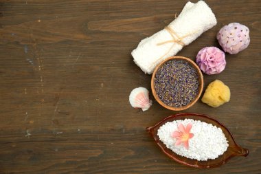 Üstten görünüm çeşitli spa ürünleri ve ahşap bir masa üzerine etkisi