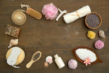 Üstten görünüm çeşitli spa ürünleri ve ahşap bir masa üzerine etkisi