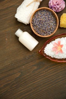 Üstten görünüm çeşitli spa ürünleri ve ahşap bir masa üzerine etkisi