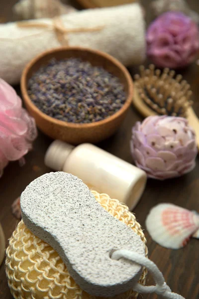 Üstten görünüm çeşitli spa ürünleri ve ahşap bir masa üzerine etkisi