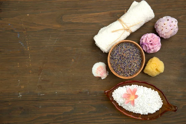 Üstten görünüm çeşitli spa ürünleri ve ahşap bir masa üzerine etkisi