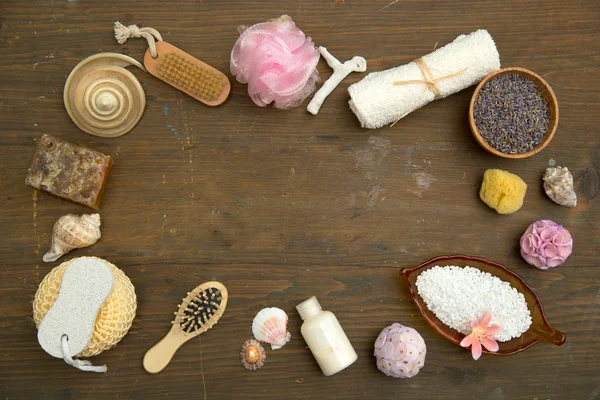 Üstten görünüm çeşitli spa ürünleri ve ahşap bir masa üzerine etkisi