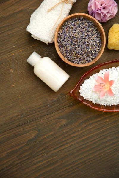 Üstten görünüm çeşitli spa ürünleri ve ahşap bir masa üzerine etkisi