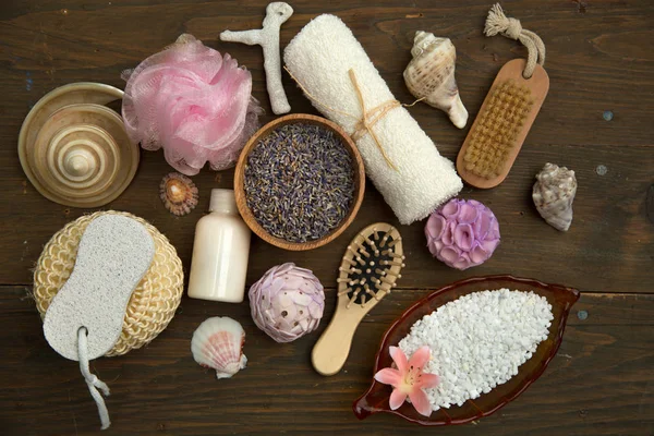 Üstten görünüm çeşitli spa ürünleri ve ahşap bir masa üzerine etkisi