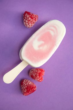 Meyvenin sorbe ve yoğurt ile mor bir arka plan üzerinde ahududu buzlu şeker