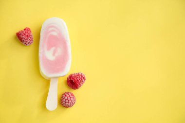 Meyvenin sorbe ve yoğurt ile sarı bir arka plan üzerinde ahududu buzlu şeker