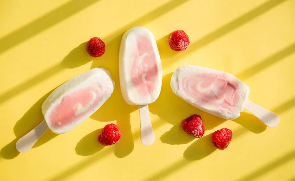 Három Bogyó Sorbet Joghurt Popsicle Málna Sárga Háttér — Stock Fotó