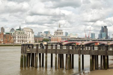 Eski bir iskele ile Thames Nehri ve Londra arka planda görüntüleyin