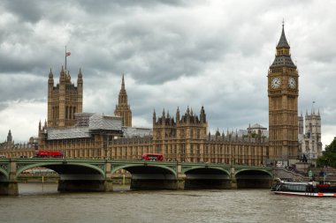 Big Ben, Westminster Sarayı Londra'nın kuzey ucunda saatin büyük çan takma önünde kırmızı otobüs