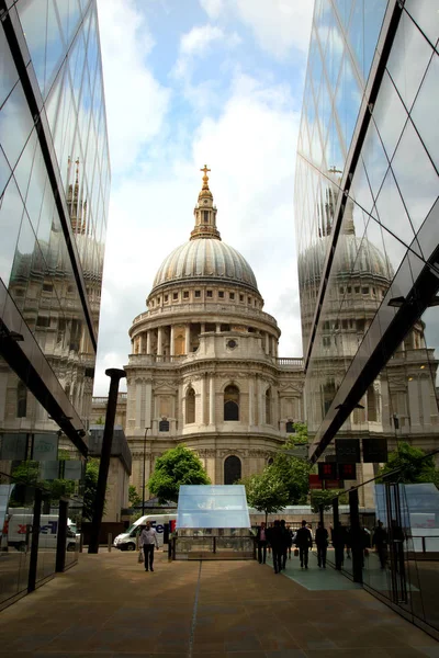 Londra, İngiltere - 5 Haziran 2017: St-Paul's Katedrali ve bulutlu bir gökyüzü ile bir ayna duvar yansıması