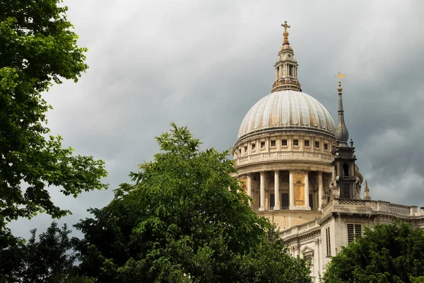 Paul Cathedral Ένα Γκρίζο Συννεφιασμένο Ουρανό Στο Λονδίνο Ηνωμένο Βασίλειο — Φωτογραφία Αρχείου