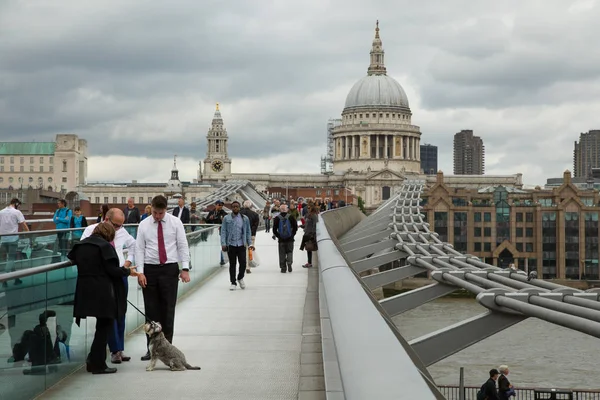 London June 2017 Tourists Walking Milenium Bridge Paul Cathedral Cloudy — Stock Photo, Image