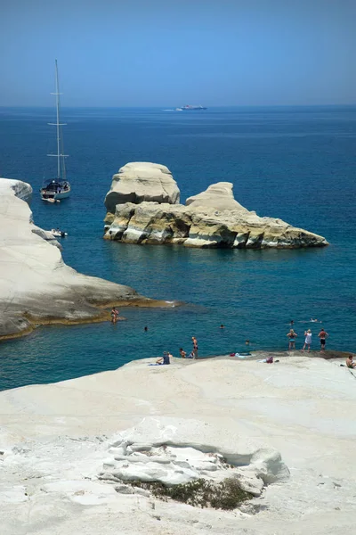 Milos Grecia Junio 2017 Gente Nada Playa Sarakiniko Isla Milos — Foto de Stock